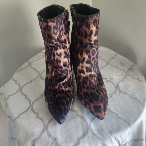 Bamboo Leopard print Ankle boots with goldtone heels - Picture 4 of 10